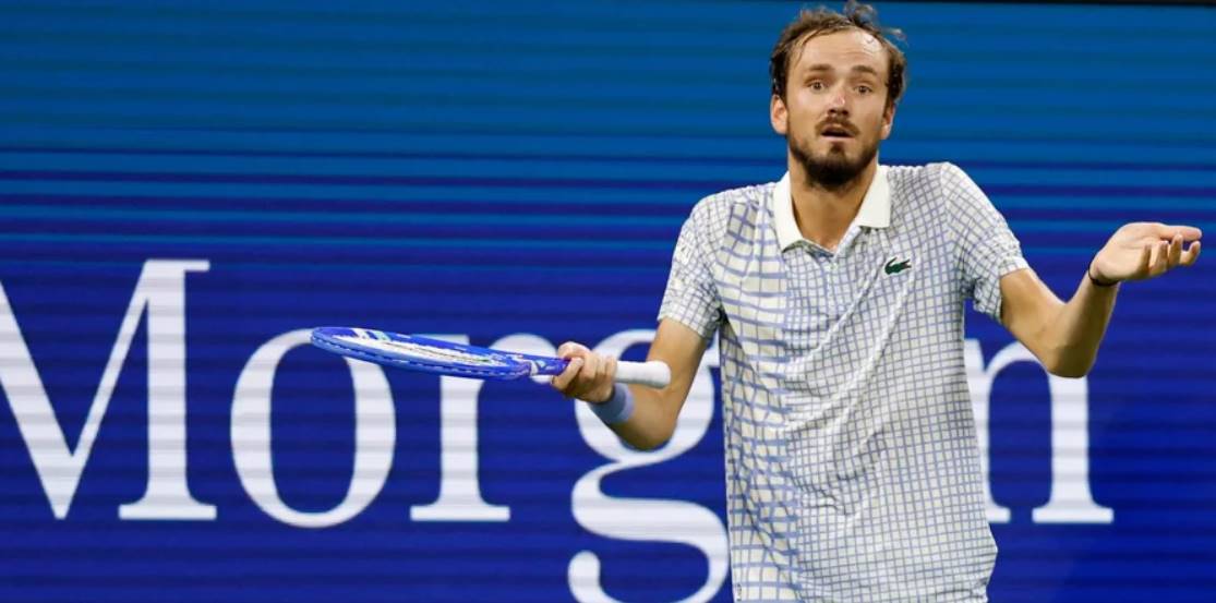 Скандал на US Open: Данило Медведєв образив суддю після спірного епізоду в матчі проти Бенжамена Бонзі, але зрештою програв у першому колі.