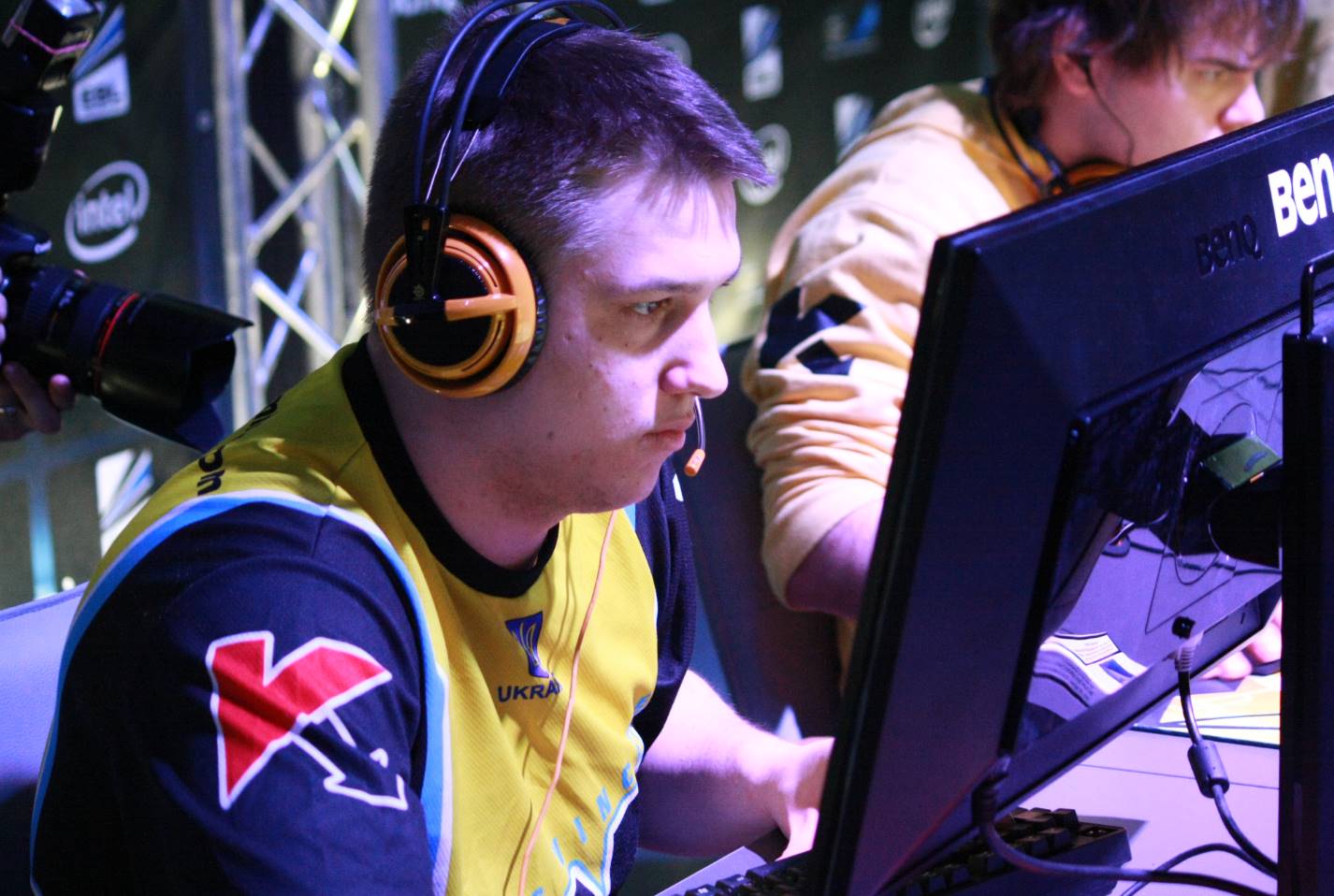 Данило “Zeus” Тесленко – український кіберспортсмен, досягнення в Dota 2 та турнірні заробітки. Детальна біографія та історія успіху.