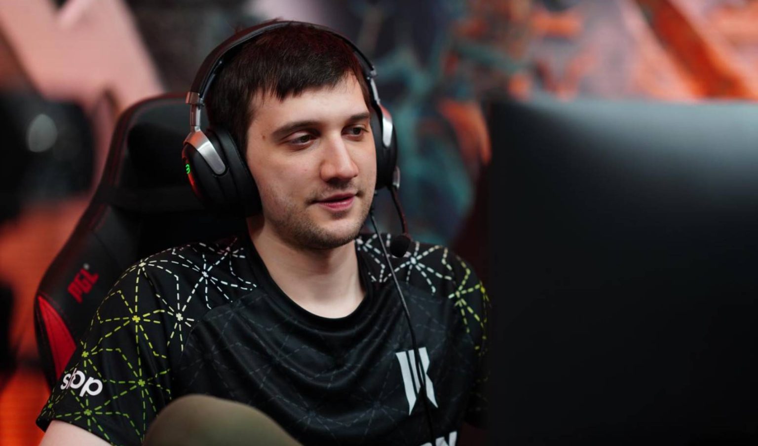Дізнайтесь про Артура «Arteezy» Бабаєва — відомого гравця Dota 2, його біографію, досягнення, скільки заробляє і що відомо про особисте життя.