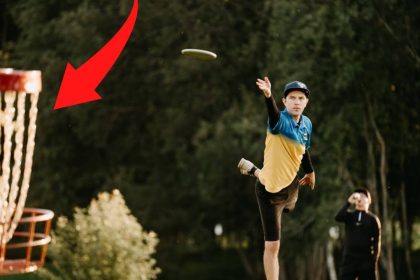 Дізнайтеся, що таке диск-гольф, як у нього грати, історію виникнення та правила проведення турнірів.