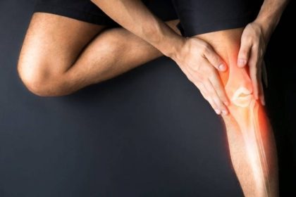 Зайва вага негативно впливає на суглоби. Дізнайтеся причини проблем і способи зменшення навантаження для здорових рухів.