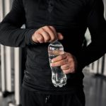 Дізнайтеся, що пити під час тренувань, як і коли вживати рідину та скільки потрібно для оптимальної продуктивності та відновлення.