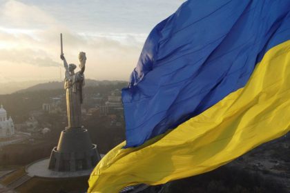Дізнайтесь про День прапора України 2025: історію свята, традиції, символіку та кращі привітання для рідних і друзів.