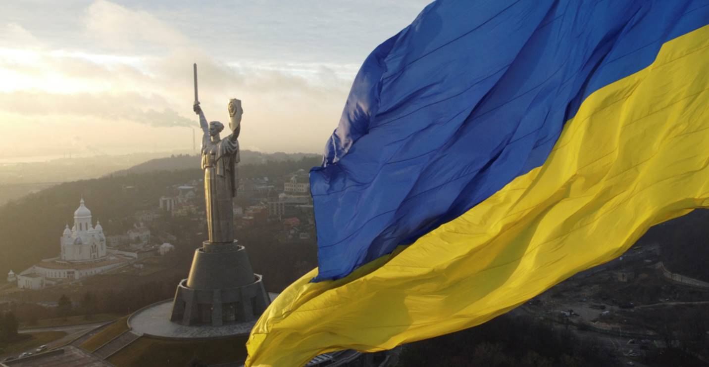 Дізнайтесь про День прапора України 2025: історію свята, традиції, символіку та кращі привітання для рідних і друзів.