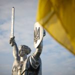 Дізнайтеся про історію, традиції та сучасне святкування Дня Незалежності України 24 серпня, а також популярні привітання та ідеї святкування.