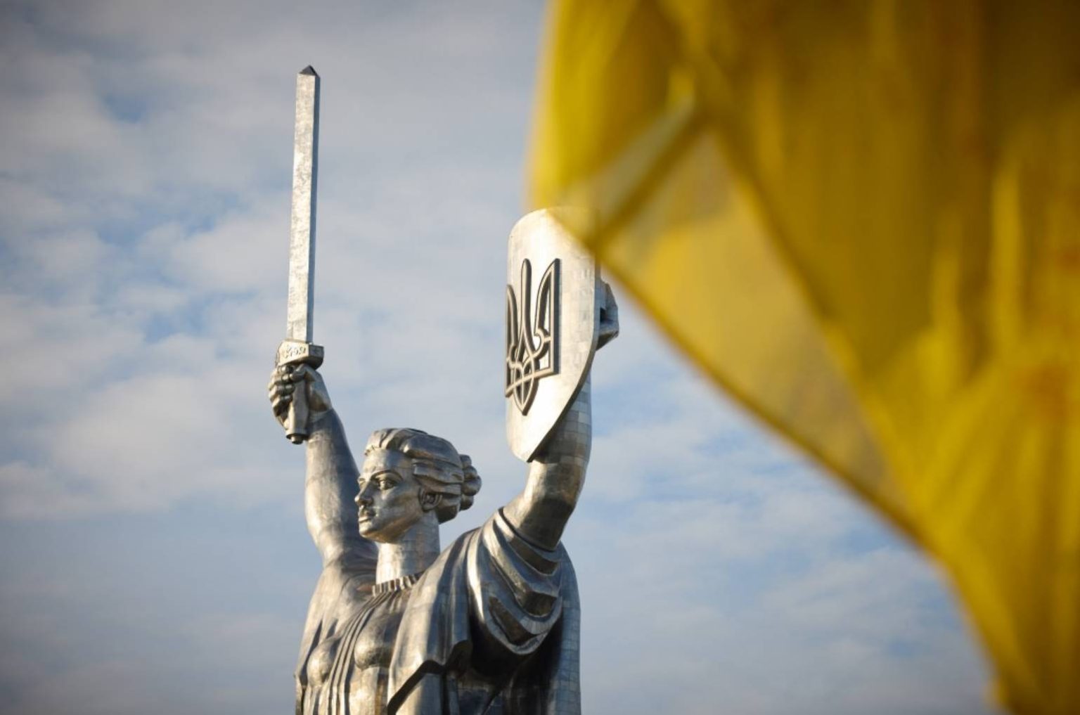 Дізнайтеся про історію, традиції та сучасне святкування Дня Незалежності України 24 серпня, а також популярні привітання та ідеї святкування.