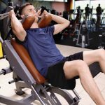 Дізнайтеся, як правильно виконувати присідання на тренажері гакк та які м’язи ефективно тренуються для безпечного та результативного тренінгу.