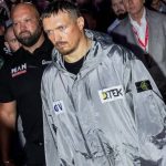 Олександр Усик став обличчям кампанії Stone Island: білборди у Лондоні, ролик із зірками та символічна куртка з іменами його родини.