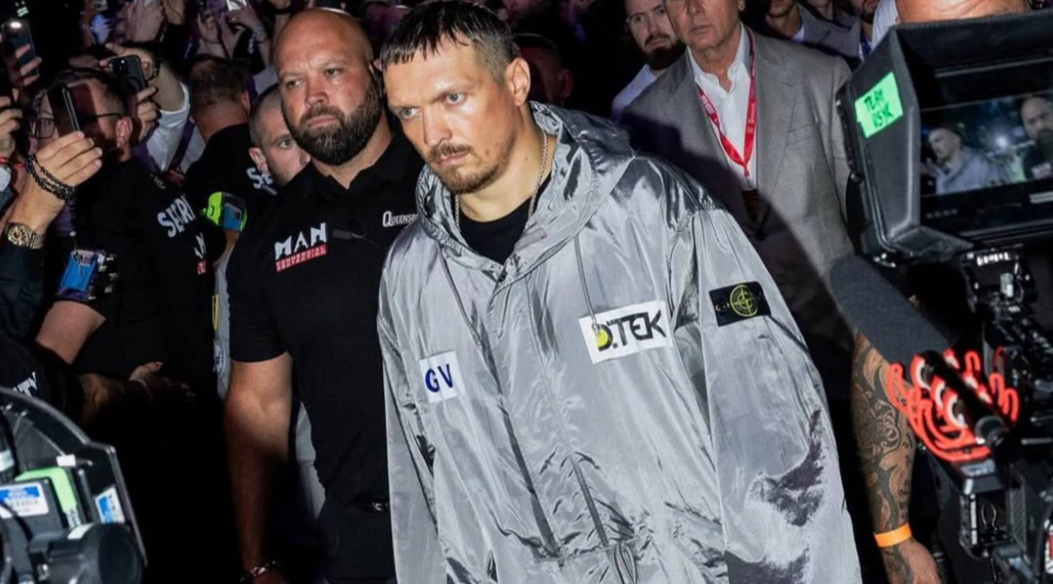 Олександр Усик став обличчям кампанії Stone Island: білборди у Лондоні, ролик із зірками та символічна куртка з іменами його родини.