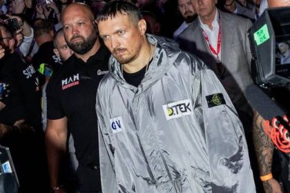 Олександр Усик став обличчям кампанії Stone Island: білборди у Лондоні, ролик із зірками та символічна куртка з іменами його родини.
