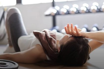 Дізнайтесь, як ефективно відновитись після тренування: поради щодо харчування, сну та відпочинку, щоб уникнути перевтоми та досягти кращих результатів.