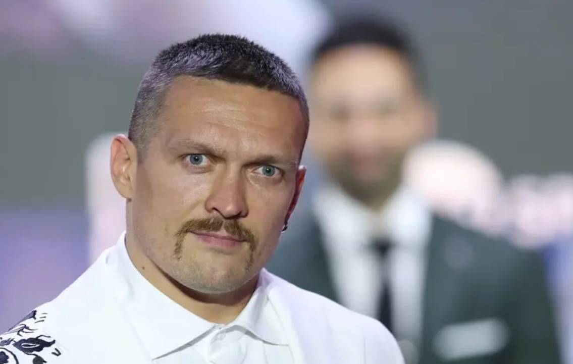 Фанати обурилися участю Усика у благодійному матчі, адже він отримав відтермінування бою від WBO через травму спини, але все ж вийшов на поле.