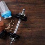 Дізнайтеся ключові відмінності між спортивним харчуванням і стероїдами, їхні переваги, ризики та вплив на організм спортсмена.