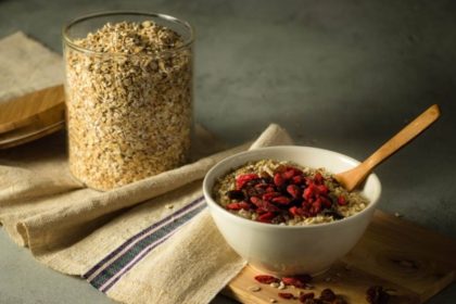 Вівсянка — ідеальний продукт для спортсменів: поживна, ситна та корисна. Дізнайтеся про її калорійність, користь та правила вживання.