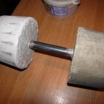 Дізнайтеся, як замінити гантелі, штангу та інший спортінвентар удома. Поради тренерів для ефективних тренувань без дорогого обладнання.