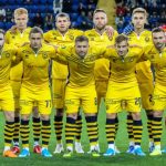 Дізнайтесь, як звучить гімн ФК «Металіст», які кричалки та пісні виконують фанати, і які девізи об’єднують харківських уболівальників.