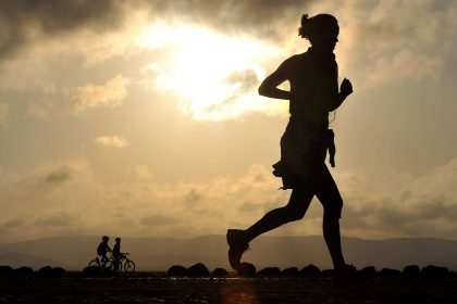 Дізнайтеся, чим корисний біг у повільному темпі, як він впливає на організм і кому підходить. Поради для здоров’я, витривалості та гарного настрою.