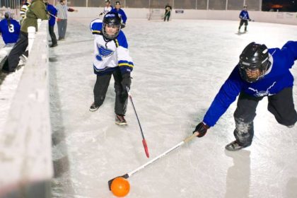 Брумбол: що це за гра, її правила, походження та розвиток в Україні. Дізнайтеся історію, особливості та популярність цього командного виду спорту.