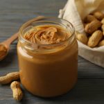 Арахісова паста – корисний продукт для спортсменів: джерело білка, енергії та мікроелементів, що підтримують м’язи та витривалість.