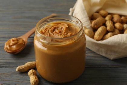 Арахісова паста – корисний продукт для спортсменів: джерело білка, енергії та мікроелементів, що підтримують м’язи та витривалість.