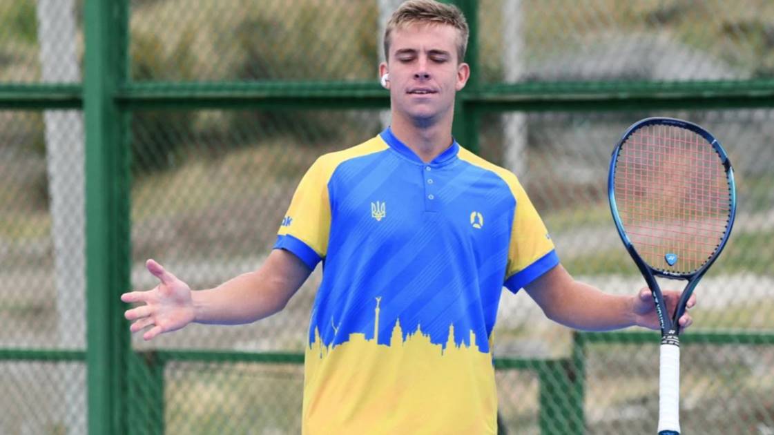 В’ячеслав Бєлінський у драматичному трисетовому матчі здолав Пітера Бертрана та подвоїв перевагу України над Домініканою в Кубку Девіса.