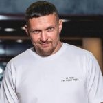 Олександр Усик зіграв у благодійному матчі Legends Charity Game в Лісабоні. Українець вийшов на поле проти легенд Португалії, які перемогли 4:1.