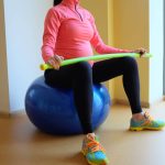 Дізнайтеся, які вправи безпечні та ефективні для вагітних, щоб підтримати здоров’я мами і малюка. Рекомендації та поради лікарів і тренерів.