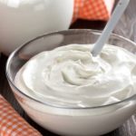 Грецький йогурт — ідеальний продукт для спортсменів: високий вміст білка, корисні жири та низька калорійність допомагають підтримувати форму.
