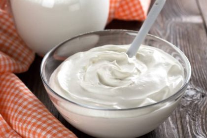Грецький йогурт — ідеальний продукт для спортсменів: високий вміст білка, корисні жири та низька калорійність допомагають підтримувати форму.