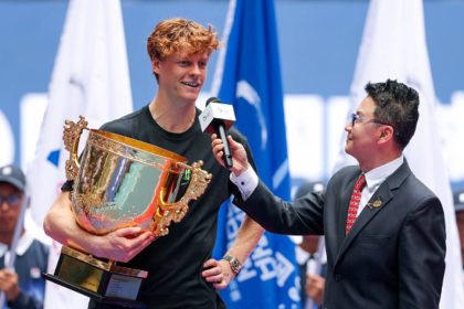 Яннік Сіннер вдруге виграв турнір ATP 500 у Пекіні, розгромивши у фіналі американця Лернера Тьєна з рахунком 6:2, 6:2. Це 21-й титул у кар'єрі італійця.