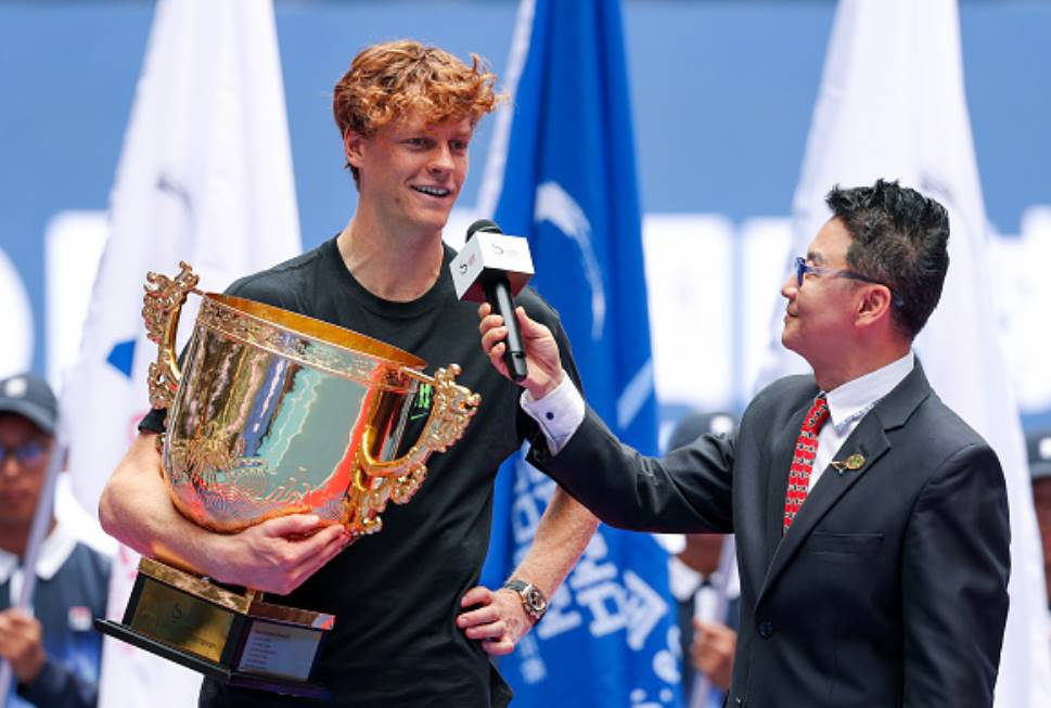 Яннік Сіннер вдруге виграв турнір ATP 500 у Пекіні, розгромивши у фіналі американця Лернера Тьєна з рахунком 6:2, 6:2. Це 21-й титул у кар'єрі італійця.