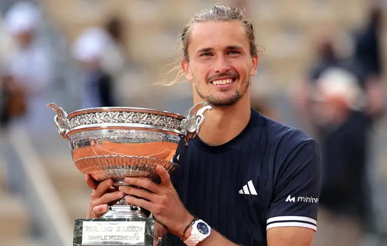 Зверев стал чемпионом Ролан Гаррос и выиграл первый Grand Slam в карьере: счет финала, рекорд и эмоции