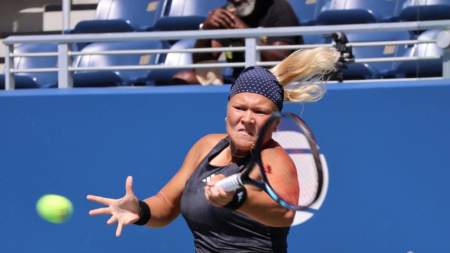 Диана Шнайдер выполняет удар на US Open 2023 — архивное фото