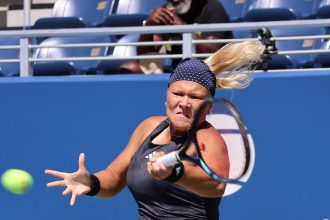 Диана Шнайдер выполняет удар на US Open 2023 — архивное фото