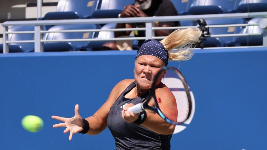 Диана Шнайдер выполняет удар на US Open 2023 — архивное фото
