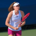 Елена Рыбакина готовится принять мяч на теннисной тренировке