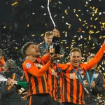 Футболисты «Шахтера» празднуют победу — архивное фото