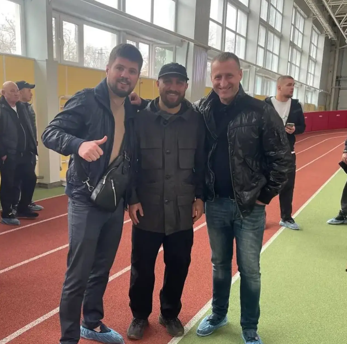 Ломаченко вперше за довгий час вийшов на люди та відвідав ЧУ з боксу. Фото